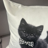 Image of Almohadón velvet con aplique de moño gatos bebes