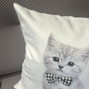 Image of Almohadón velvet con aplique de moño gatos bebes