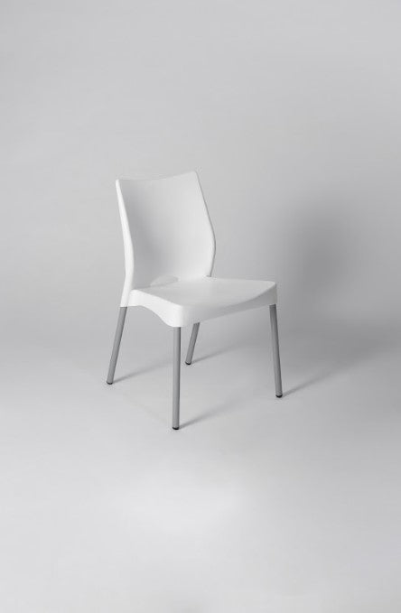 Silla Malba de plástico blanca con patas microtexturadas.