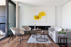 Sillón OVO beige tapizado en lino y patas microtexturadas