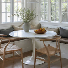 Silla Wishbone de comedor. Estructura y patas de madera.