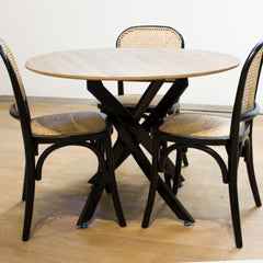 Sillas Thonet de comedor con patas de madera.