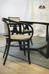 Sillón THONET negro con esterillado natural en asiento y respaldo