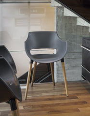 Silla Frida Wood plástico gris con patas de madera
