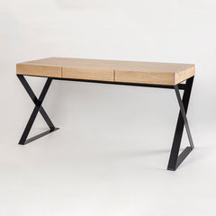 Escritorio grande de madera con tres cajones y patas de hierro en cruz