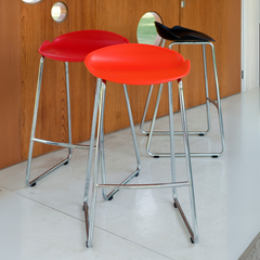 Banqueta Milo Casco rojo Plástico Base Trineo Cromada