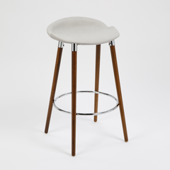 Banqueta Milo Wood. Tapizada lino con patas de madera