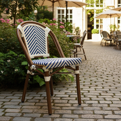 Silla French bistro esterillado de simil ratan plástico con patas marrones - blanco y azul
