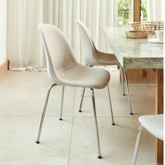 Silla Nina tapizada patas cromadas.