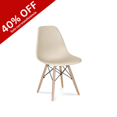 Silla Eames plástica beige con patas de madera natural