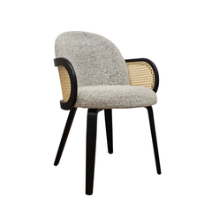 Silla Riley de madera con apoyabrazos de esterilla y asiento en tela bucle