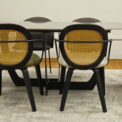 Silla Emily tapizada en tela bucle con patas negras metálicas