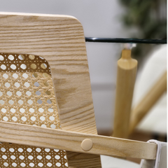 Silla Ava tapizada en ecocuero con patas de madera y rattan