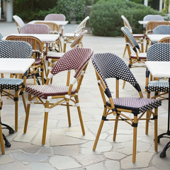 Silla French bistro esterillado de simil ratan plástico con patas naturales - blanco y negro
