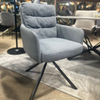 Image of Sillón Doha giratorio tapizado en tela con patas de hierro negro.