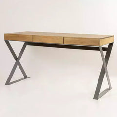 Escritorio grande de madera con tres cajones y patas de hierro en cruz