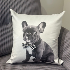 Almohadón velvet con aplique de moño family cachorro bulldog