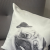Image of Almohadón velvet con aplique de moño family pug
