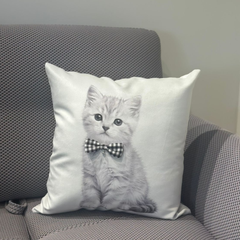 Almohadón velvet con aplique de moño gatos bebes
