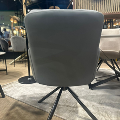 Sillón Doha giratorio tapizado en tela con patas de hierro negro.