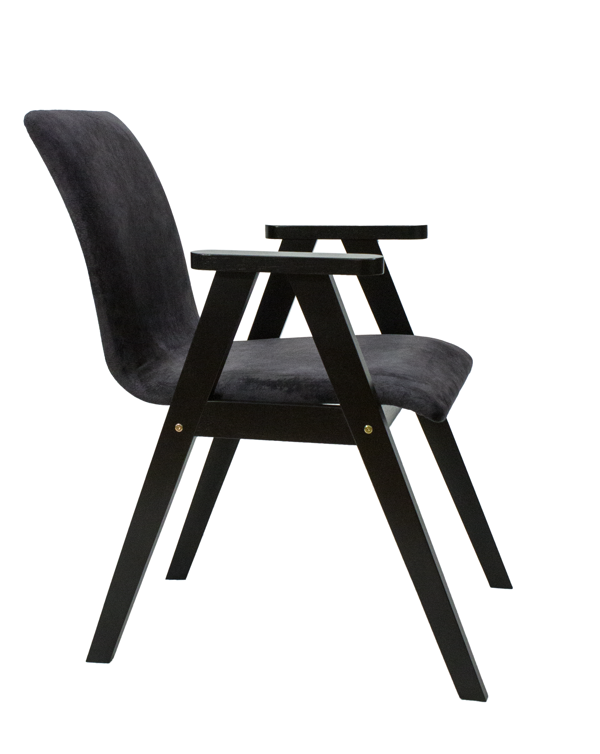 Silla arhaus tapizada con patas de madera negra.