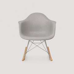 Sillón Eames mecedora de plástico con apoya brazos y patas de madera natural