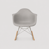 Image of Sillón Eames mecedora de plástico con apoya brazos y patas de madera natural