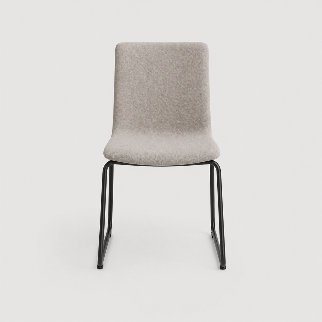 Silla quina tapizada en color beige base trineo con patas negras o blancas.