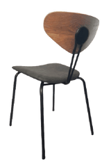 Silla mocca tapizada con patas de metal negro