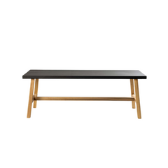 Mesa ratona con tapa de madera y patas de madera.
