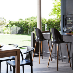 Banqueta Nina Wood Casco Plástico con Patas de Madera. Varios colores