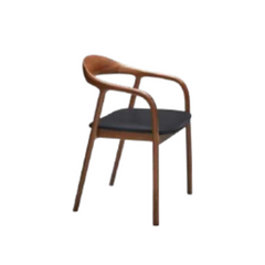 Silla Joanne de madera estructura de madera wengue y tapizado ecocuero negro