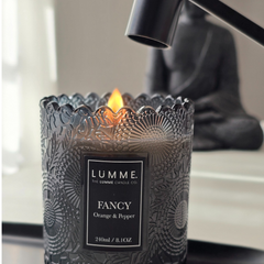 Vela fancy cristal negro con relieve floral