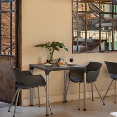 Silla Frida base plástica con patas grises microtexturada - varios colores