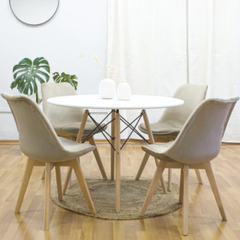 Silla Tulip tapizada en pana con patas de madera natural.