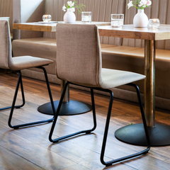 Silla quina tapizada en color beige base trineo con patas negras o blancas.