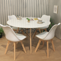 Silla Tulip de plástico con almohadón tapizado en ecocuero y patas de madera natural