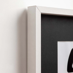 PORTARETRATO RECTANGULAR DE MADERA CON MARCO BLANCO Y PASPARTU 24X30CM