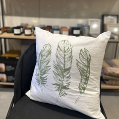 Almohadón estampa 3 plumas - 50x50