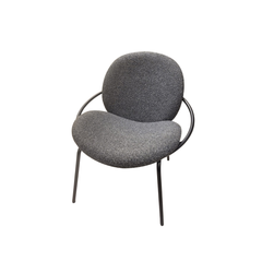 Sillón Vila tapizado en tela con patas de hierro negro.