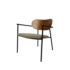 Sillón Hari XL tapizado en ecocuero con patas de hierro negro.