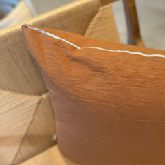 Almohadón tusor liso con vivo plateado