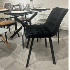 Silla Malmo tapizada negro con patas de madera