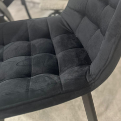 Silla Malmo tapizada negro con patas de madera