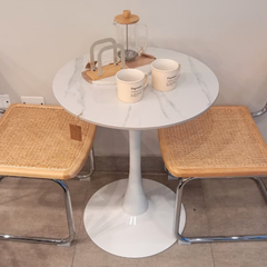 Mesa Tulip redonda tapa de porcelanato blanca simil marmol y pata blanca metálica