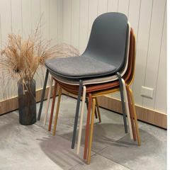 Silla de comedor Línea Odense de plástico con almohadón