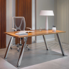 Escritorio Lima con tapa de melamina y patas cromadas.