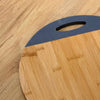 Image of Tabla de bamboo con mango gris
