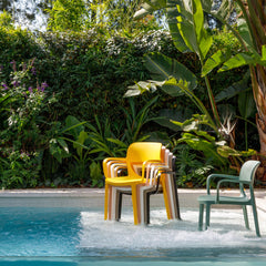 Silla Smile de plástico apilable, con apoya brazos