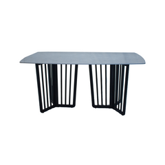 Mesa diamond con tapa simil mármol y patas doradas o negras.